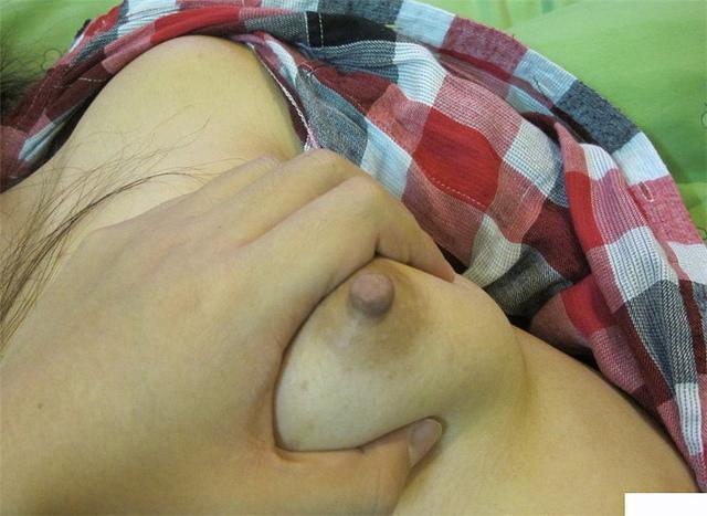 Tante janda muda masih cantik yang lagi sange asik masturbasi kobel remas remas payudara montok bersih mulus